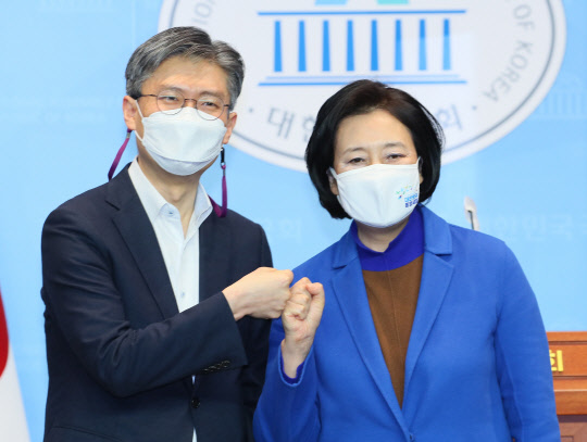 박영선 후보(오른쪽)와 조정훈 시대전환 의원이 지난 7일 국회 소통관에서 단일화 소감을 말한 뒤 함께 주먹을 맞대고 있다. 연합뉴스